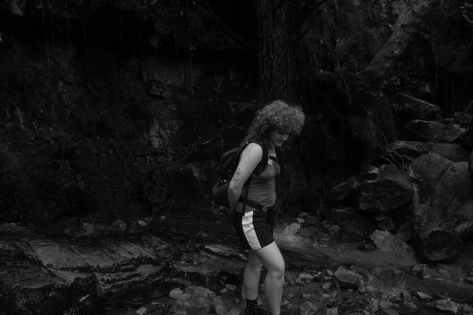 Kai, en blanco y negro, caminando entre rocas